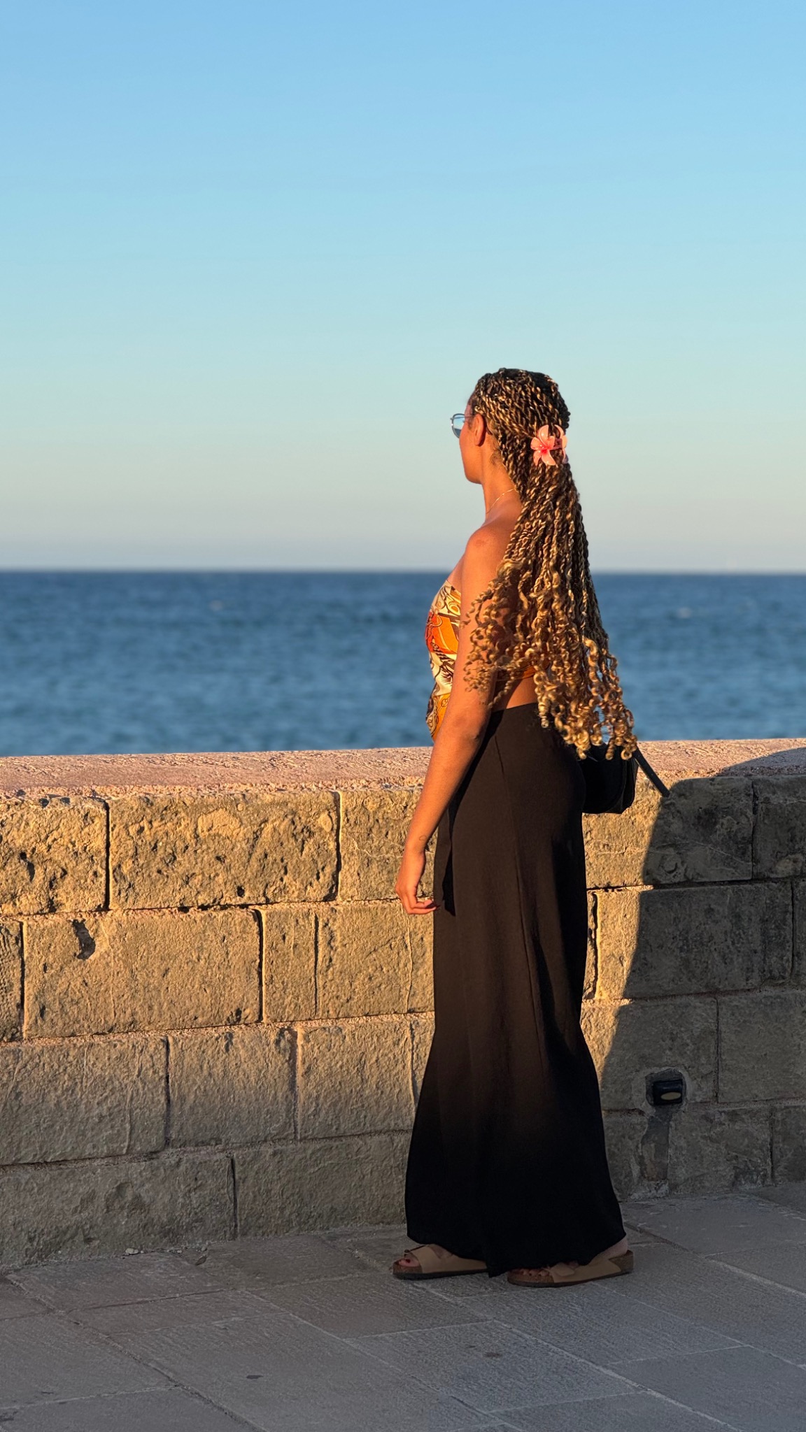 Cindy face à la mer pendant un voyage